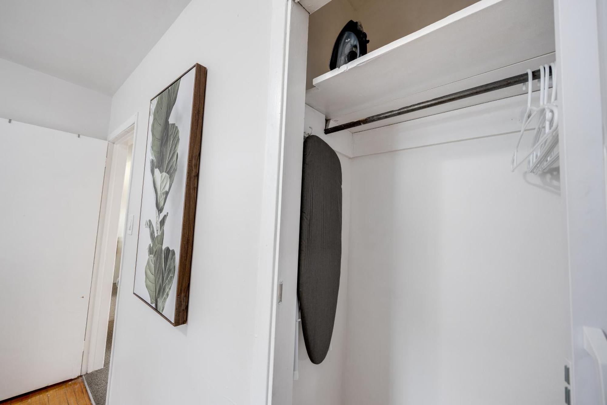 Eglinton West Guest Suite Торонто Экстерьер фото