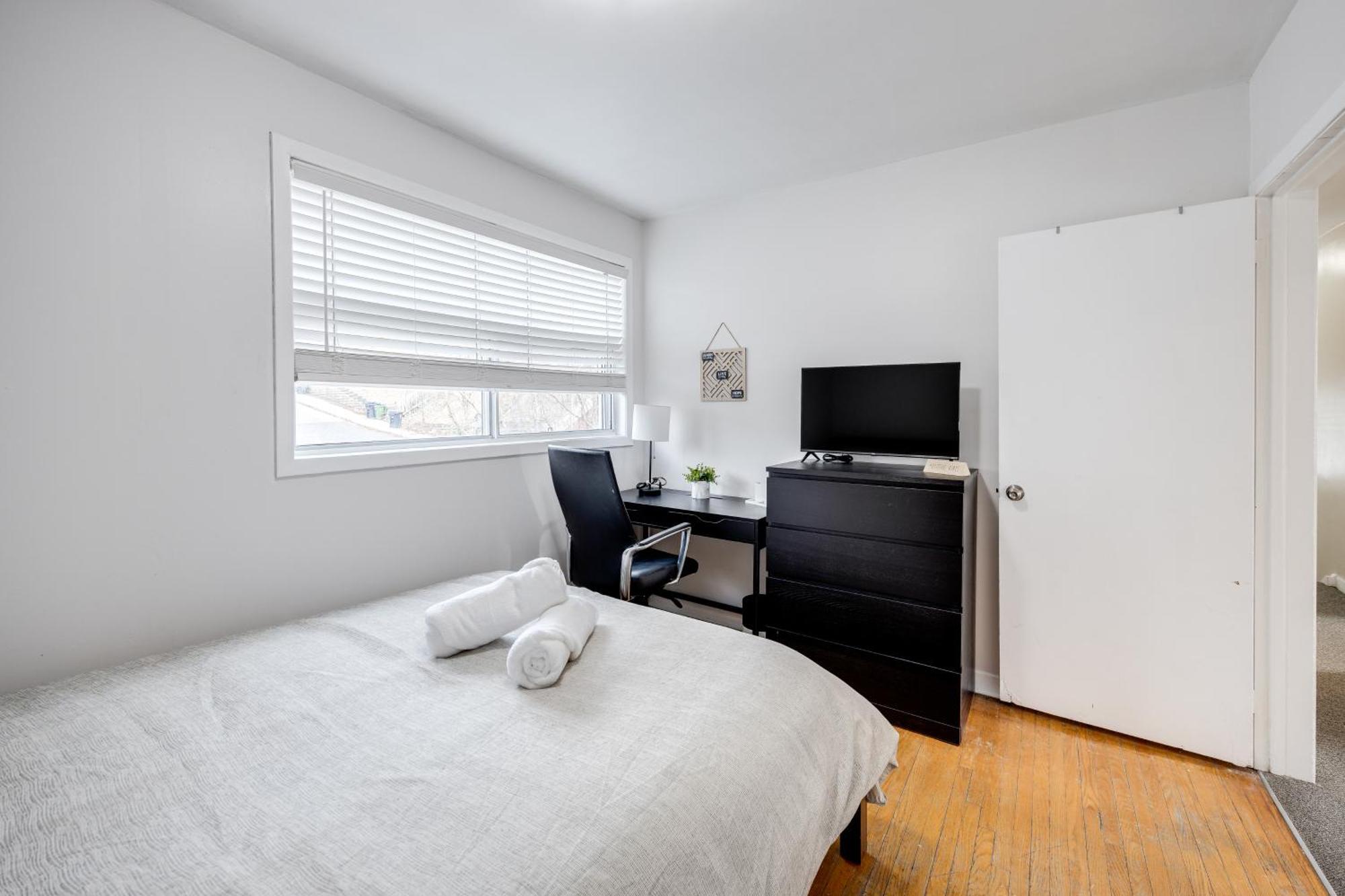 Eglinton West Guest Suite Торонто Экстерьер фото