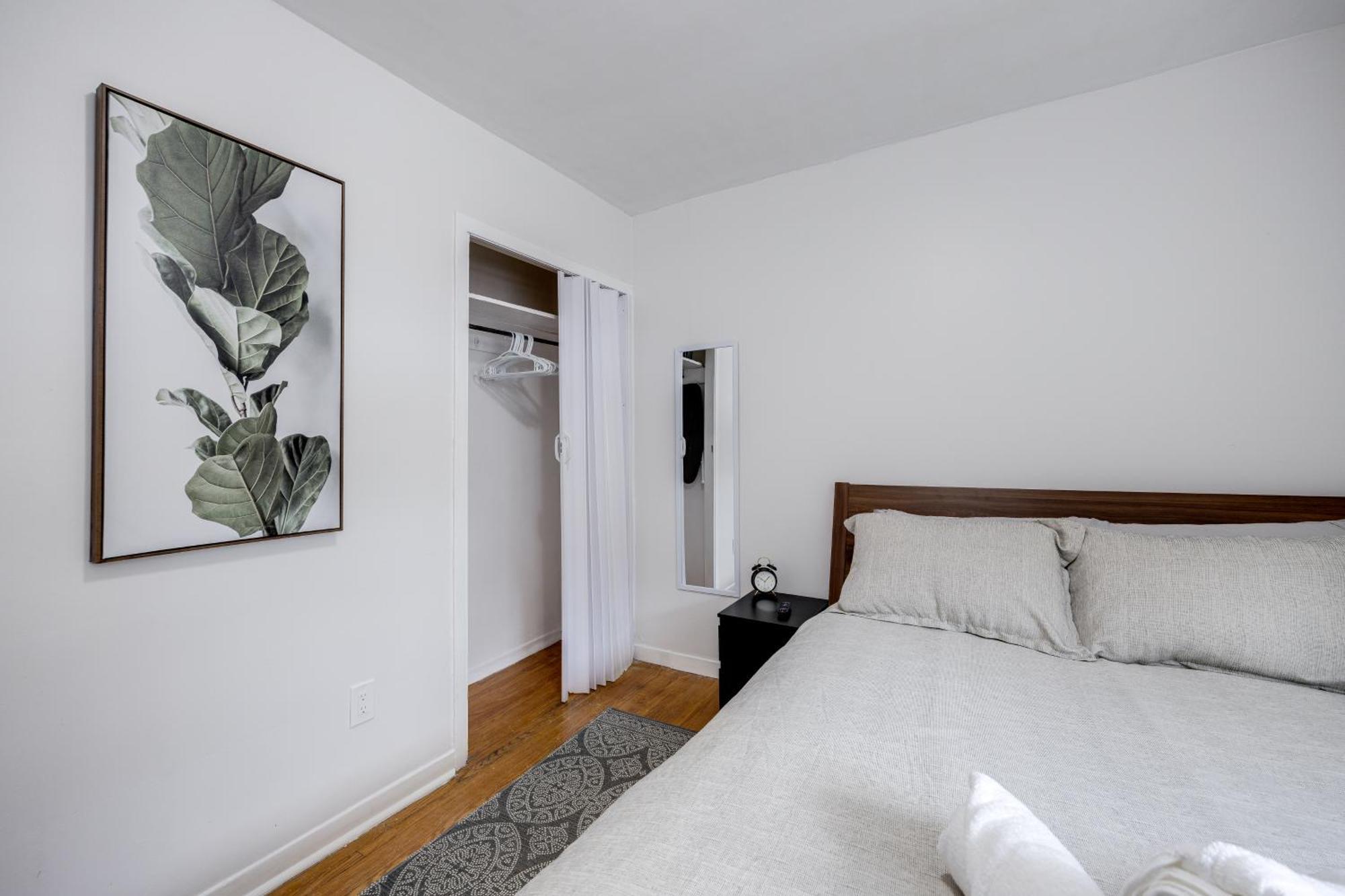 Eglinton West Guest Suite Торонто Экстерьер фото