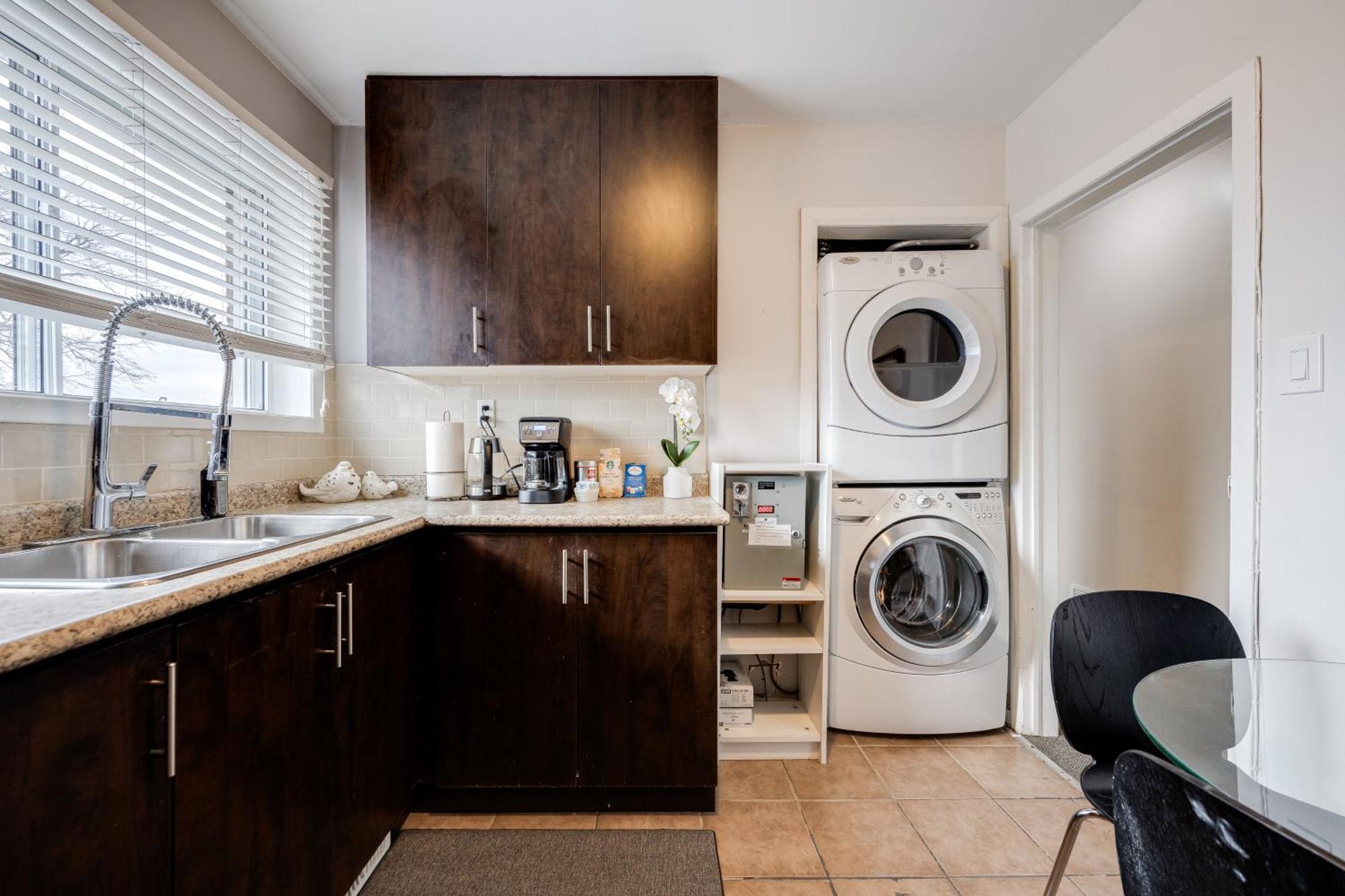 Eglinton West Guest Suite Торонто Экстерьер фото