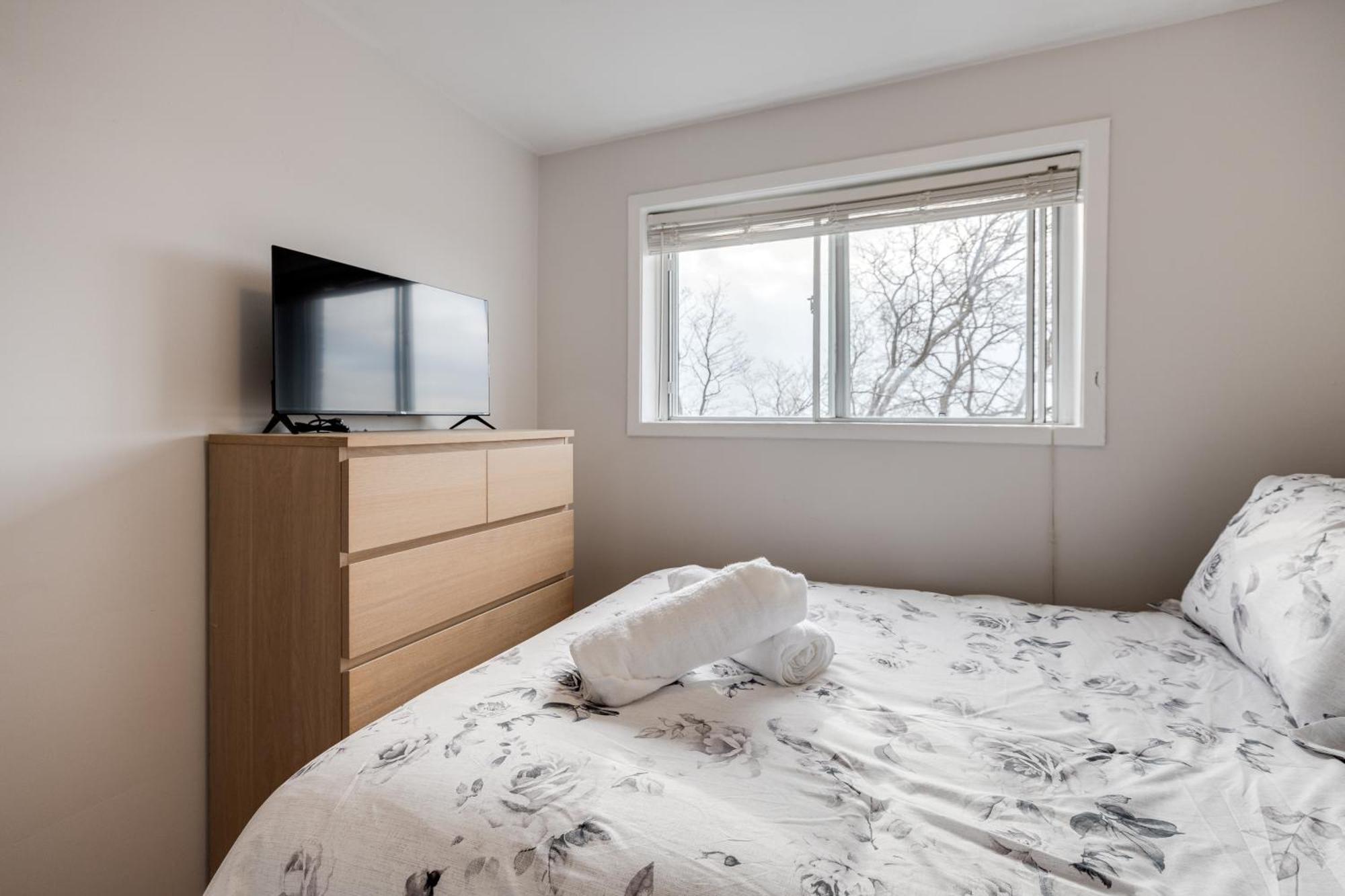 Eglinton West Guest Suite Торонто Экстерьер фото