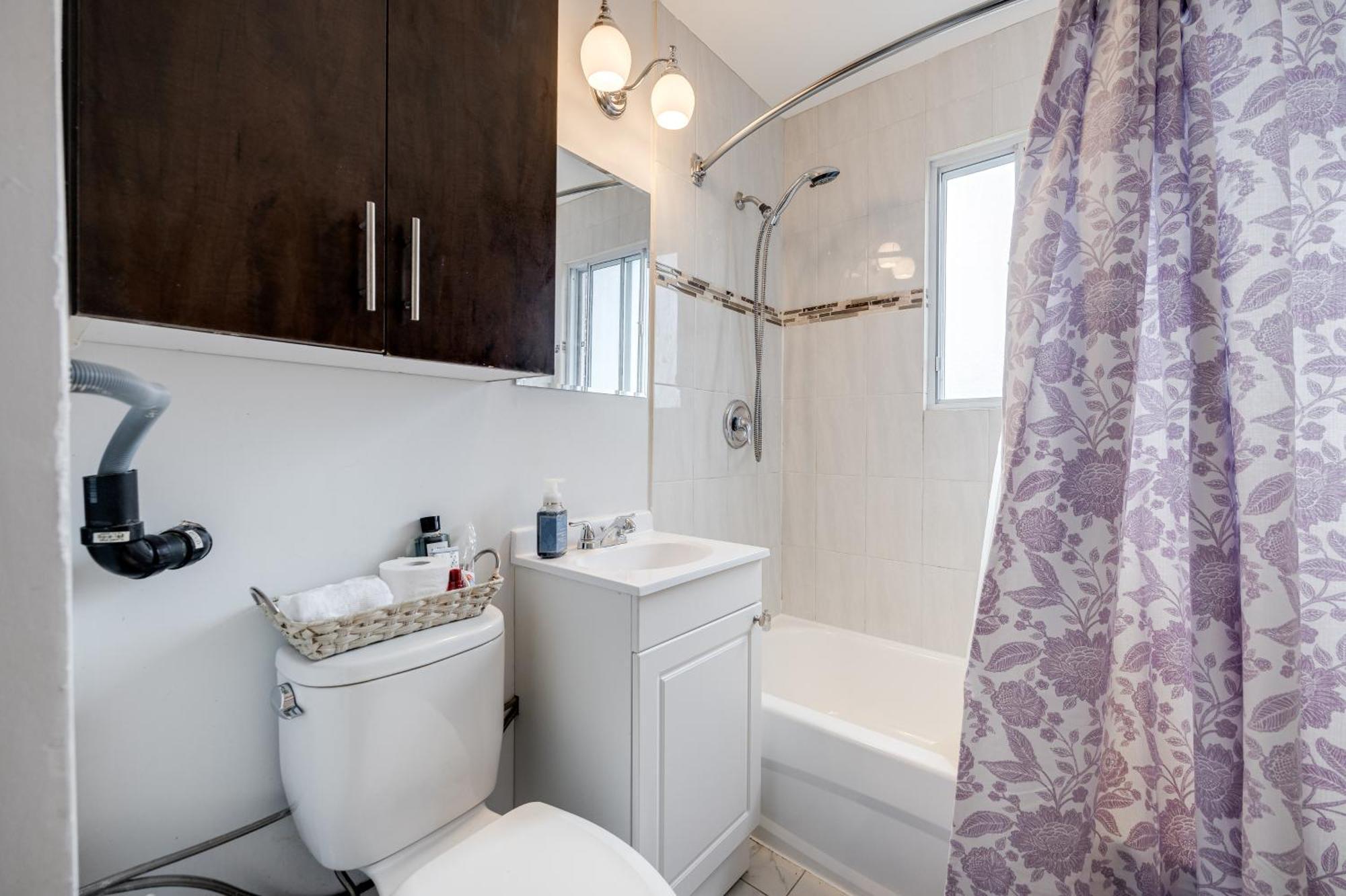Eglinton West Guest Suite Торонто Экстерьер фото