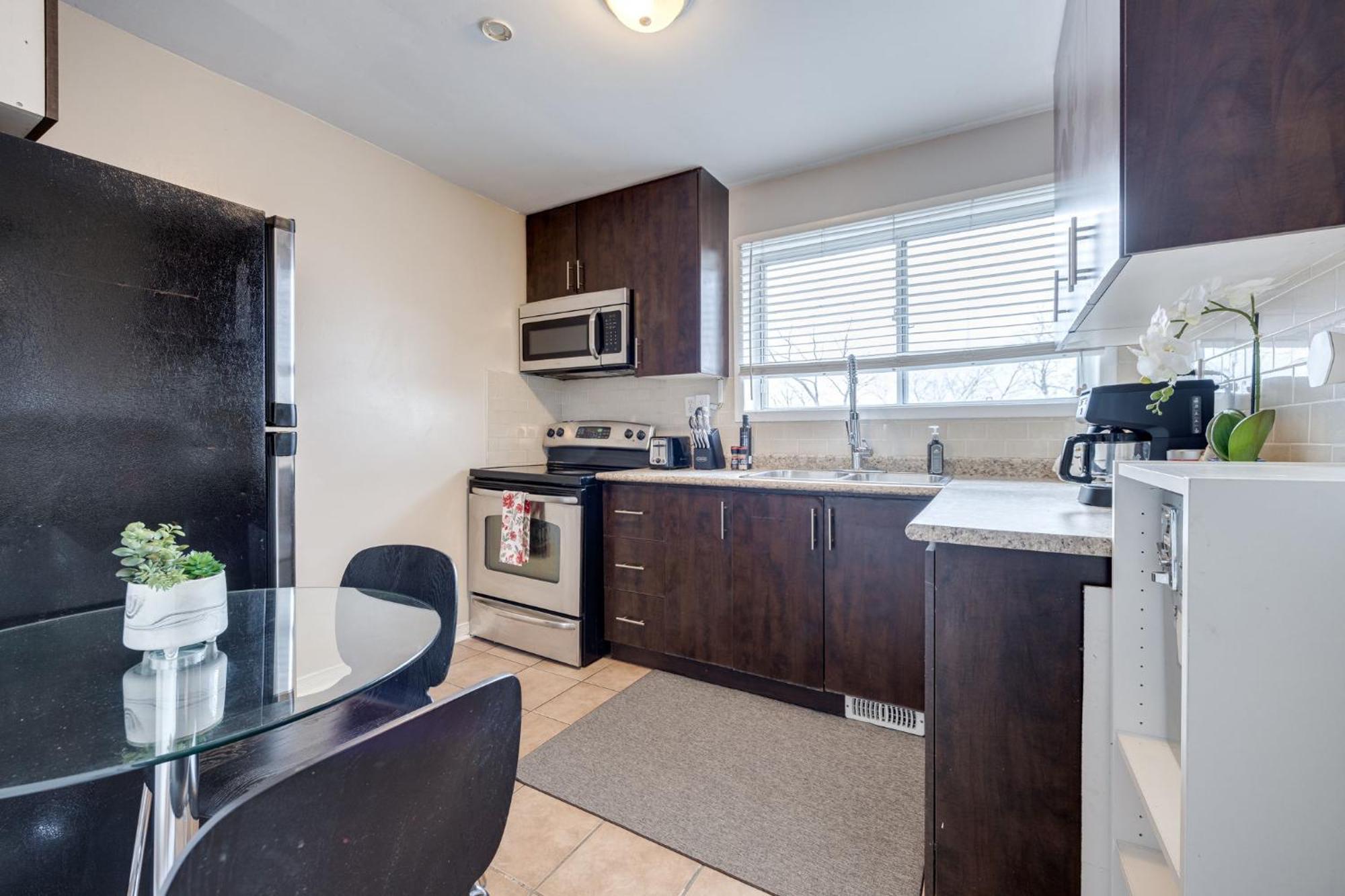 Eglinton West Guest Suite Торонто Экстерьер фото