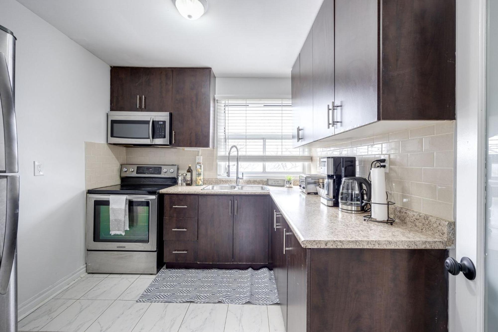 Eglinton West Guest Suite Торонто Экстерьер фото