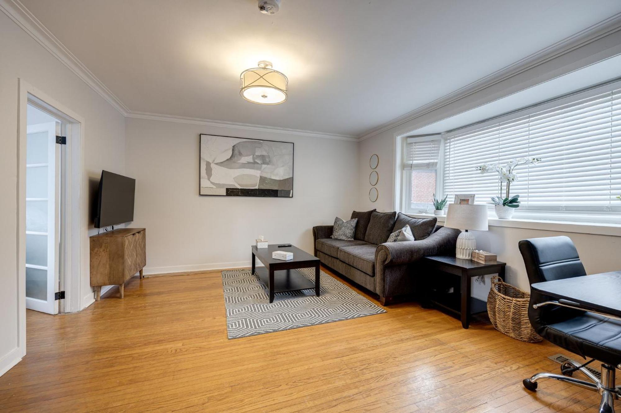 Eglinton West Guest Suite Торонто Экстерьер фото