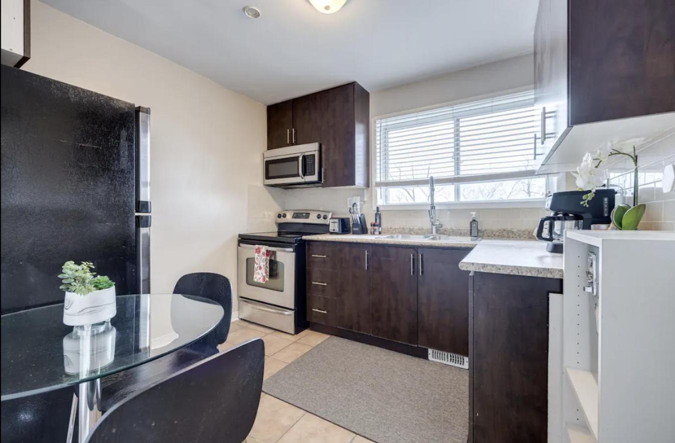 Eglinton West Guest Suite Торонто Экстерьер фото