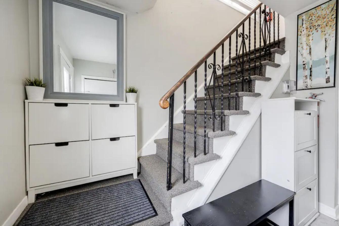Eglinton West Guest Suite Торонто Экстерьер фото