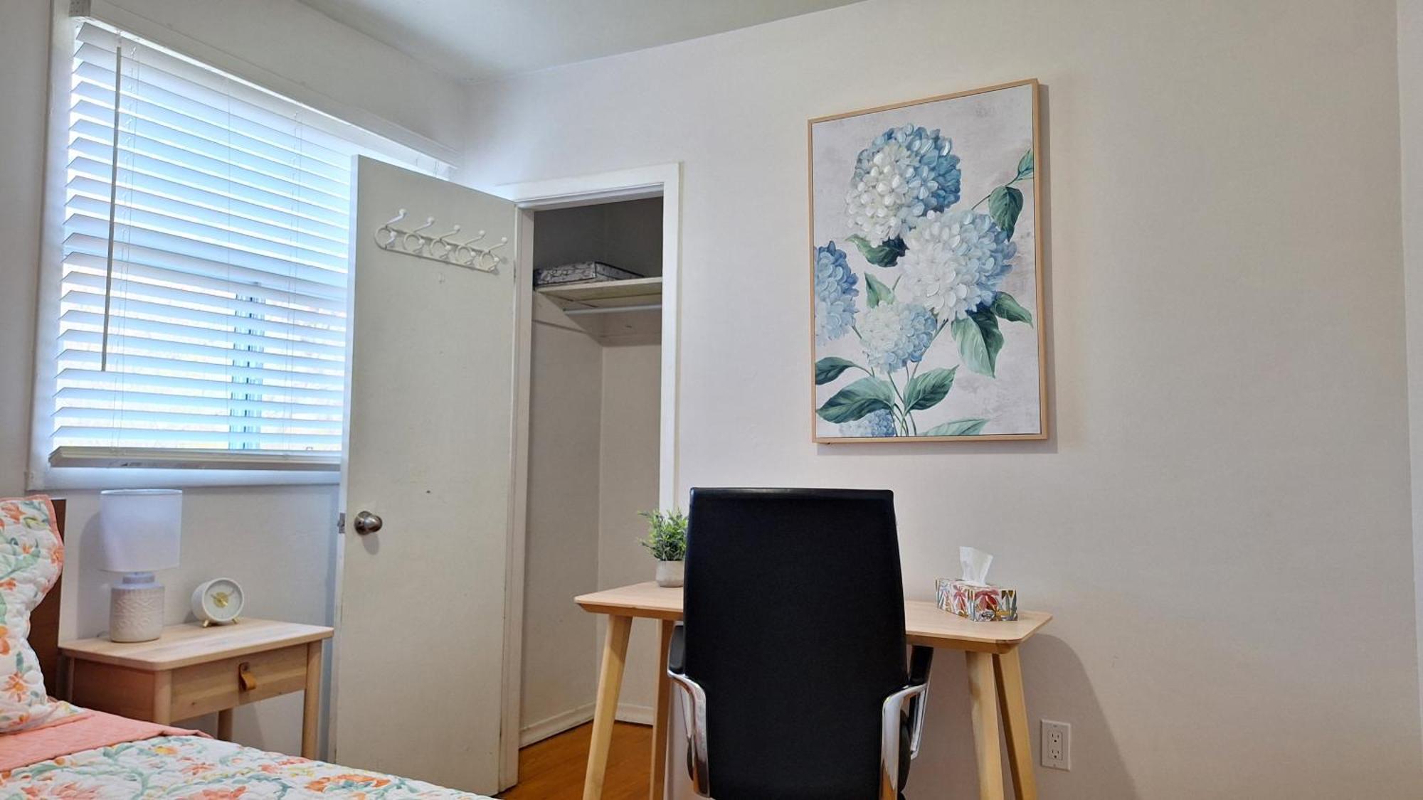 Eglinton West Guest Suite Торонто Экстерьер фото